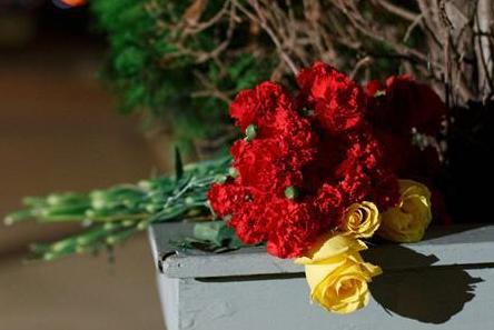 法国驻纽约总领馆降半旗悼念巴黎袭击遇难者（高清）