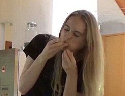 吃惊！新西兰女模特一次吃吞22个巨无霸汉堡