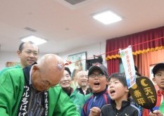 日本举行趣味光头拔河比赛 头顶装吸盘互搏(图)