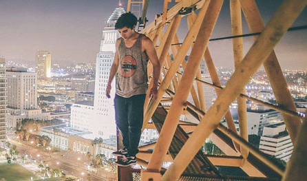 美20岁小伙挑战极限 高空俯拍美景(组图)