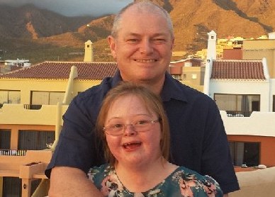 辞高薪工作 英国父亲省吃俭用带患病女儿看世界