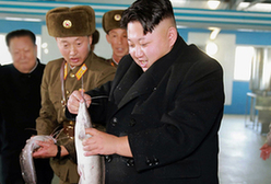 金正恩视察养鱼场手抓鲶鱼喜笑颜开