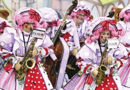 古装乐团游行载歌载舞迎新