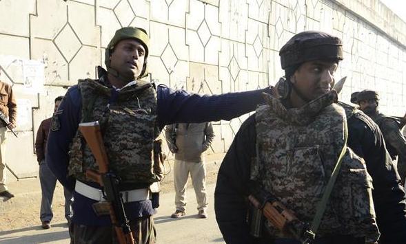 印度北部一空军基地遭武装分子袭击 高清