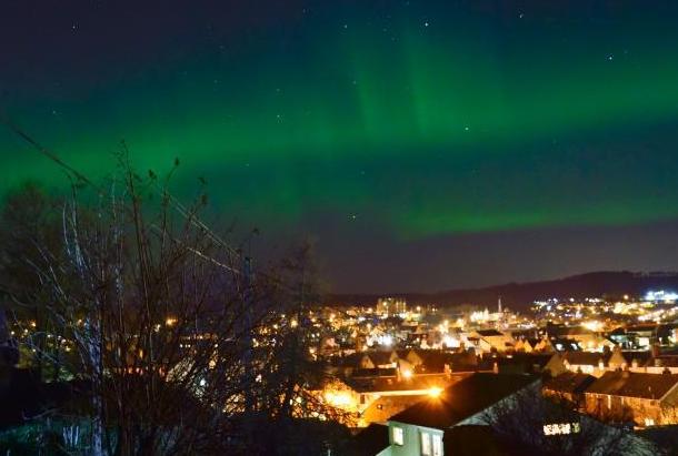 英国上空现罕见北极光美景