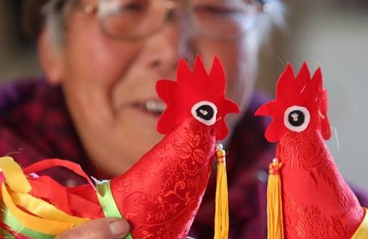 缝制&ldquo;春鸡&rdquo;迎鸡年