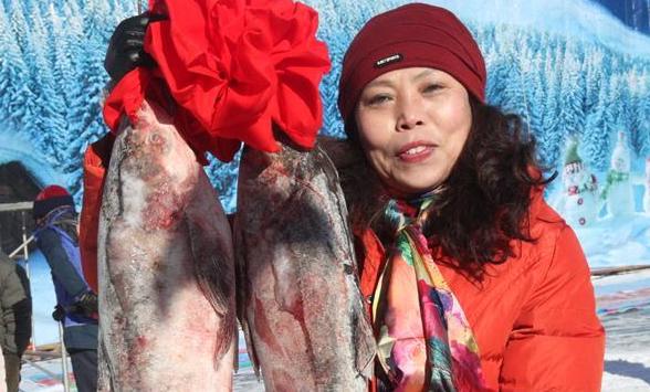 冰雪捕鱼节 游客乐悠悠