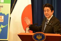 日本首相安倍晋三就解禁集体自卫权举行记者会
