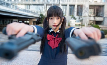 反差萌！日本双马尾学生妹持枪照爆红