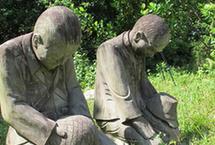 海南文昌人立日本侵略军将领石像跪地谢罪