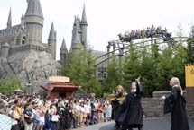 日本环球影城哈利波特区开放 3000粉丝排队等候（组图）