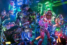 东京机器人餐厅：美女与机器人带来精彩表演