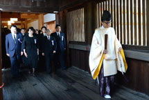 日本国会议员参拜靖国神社（图）