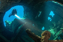 揭秘世界最大海底墓地：日军舰机坟场