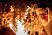 冰火两重天 日本民众欢庆火把节和冰雪节(高清组图)