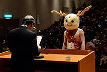 日本京都大学毕业典礼 学生着奇装异服吸睛(图)