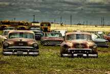 摄影师走遍全球拍摄汽车墓地 记录神秘颓废美