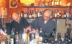 日本寺庙僧侣为生计经营起西式咖啡馆及酒吧