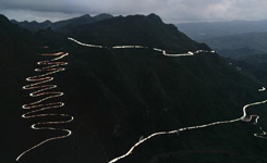 新华社重走&ldquo;中国抗战生命线&rdquo;滇缅公路车队夜行&ldquo;二十四道拐&rdquo;