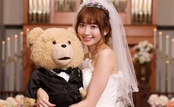 小嶋阳菜身着婚纱与泰迪熊合影