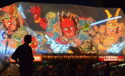 日本举行传统消夏活动 巨型灯笼照亮夜空