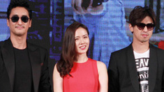 孙艺珍捂嘴大笑不惧露皱纹