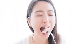 长泽雅美拍美食写真