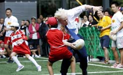 伦敦市长访问日本 与小学生打橄榄球超卖力