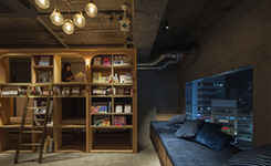 日本旅馆把床安在书架