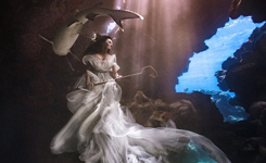 美女与鲨鱼和谐共舞