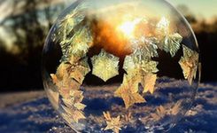 镜头中的冰冻肥皂泡