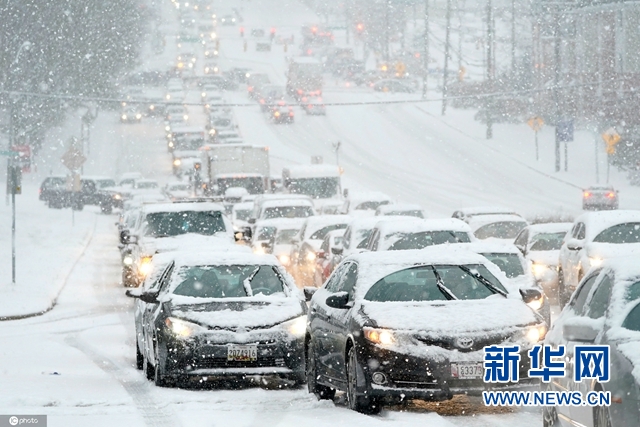 美国多地降雪导致交通堵塞