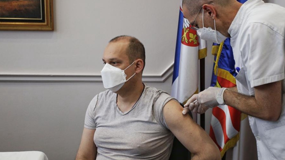 塞尔维亚卫生部长接种中国新冠疫苗