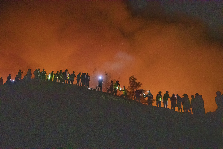 8月25日晚,在重庆市北碚区缙云山,现场救援人员坚守在火场一线灭火.