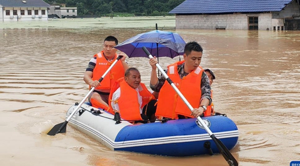 湖南湘西：猛科村开展抗洪救灾