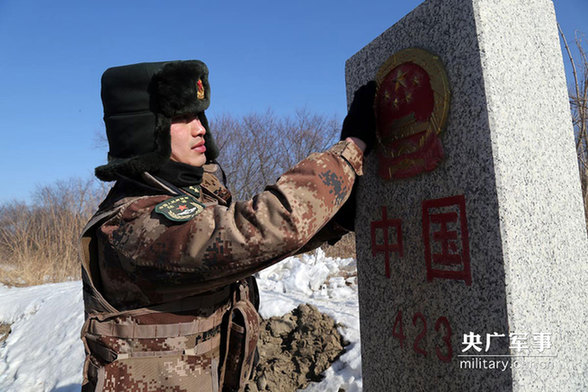 记者随防川哨所官兵踏雪巡逻 感受家国情怀