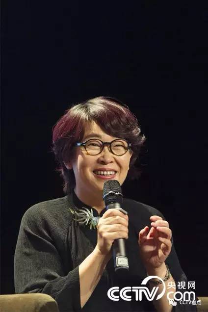 《半边天》节目中的她口若悬河,机智幽默的妙语常引得观众哄堂大笑