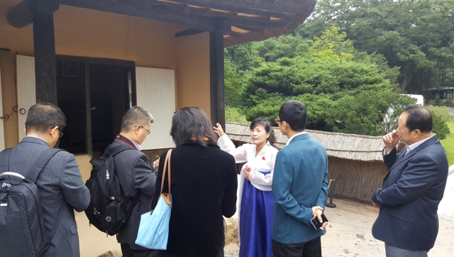 中国新闻代表团参观万景台金日成故居 张阳 摄