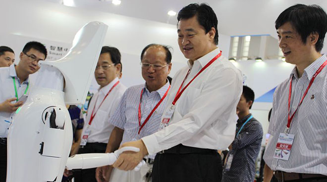 新华网田舒斌参观智博会展区